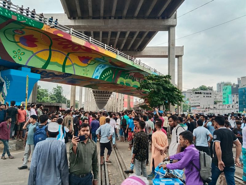 মহাখালীতে রেললাইন অবরোধ করেছে শিক্ষার্থীরা। বেলা দুইটার দিকে